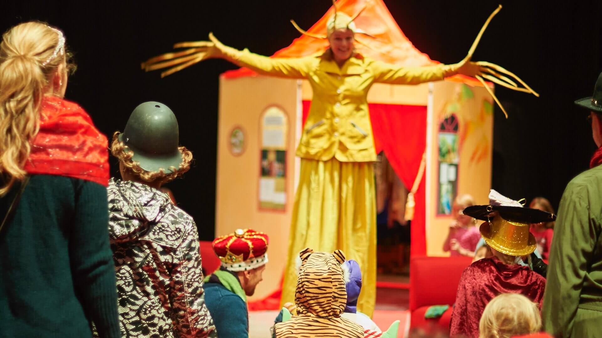 Barn och vuxna som klätt ut sig till sagofigurer.