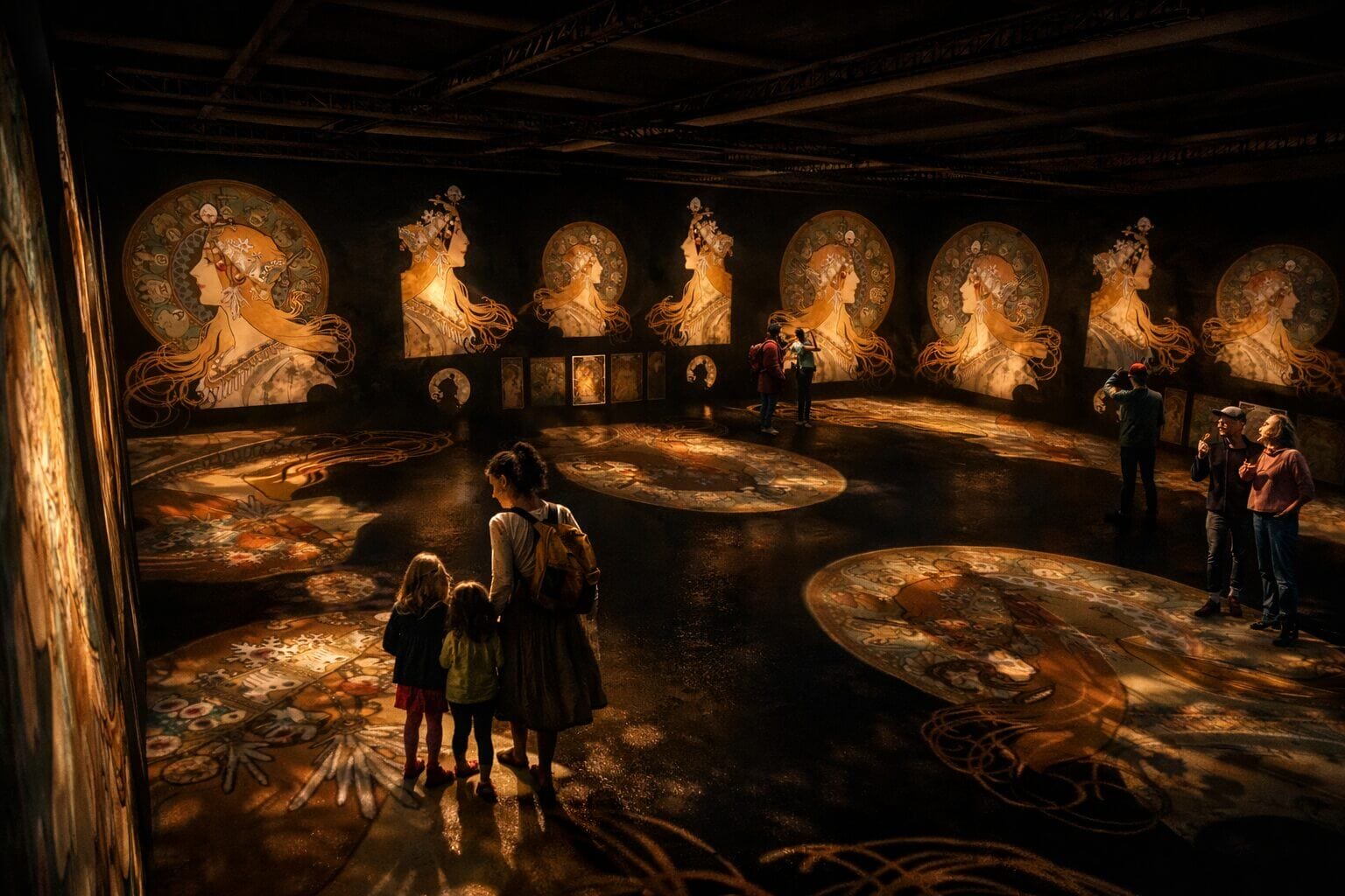 Den immersiva utställningen om Alfons Mucha, visad i Paris.