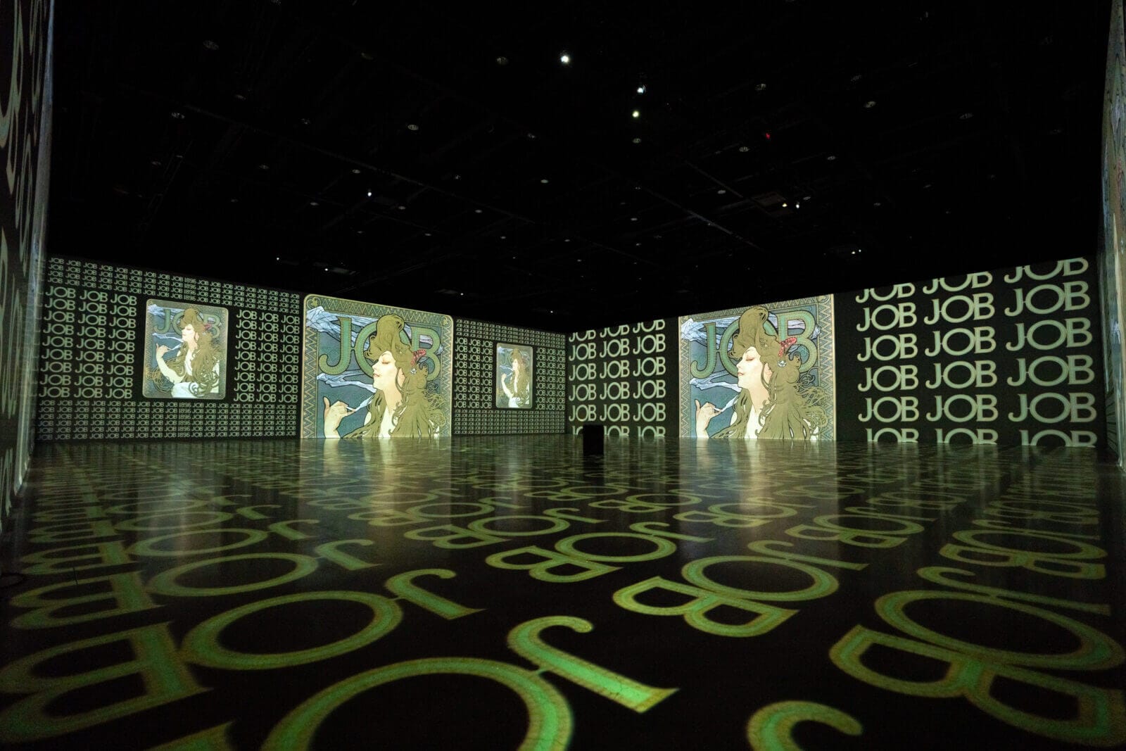 Utställningsbild från den immersiva utställningen MUCHA – Beyond Art Nouveau, på Artipelag.