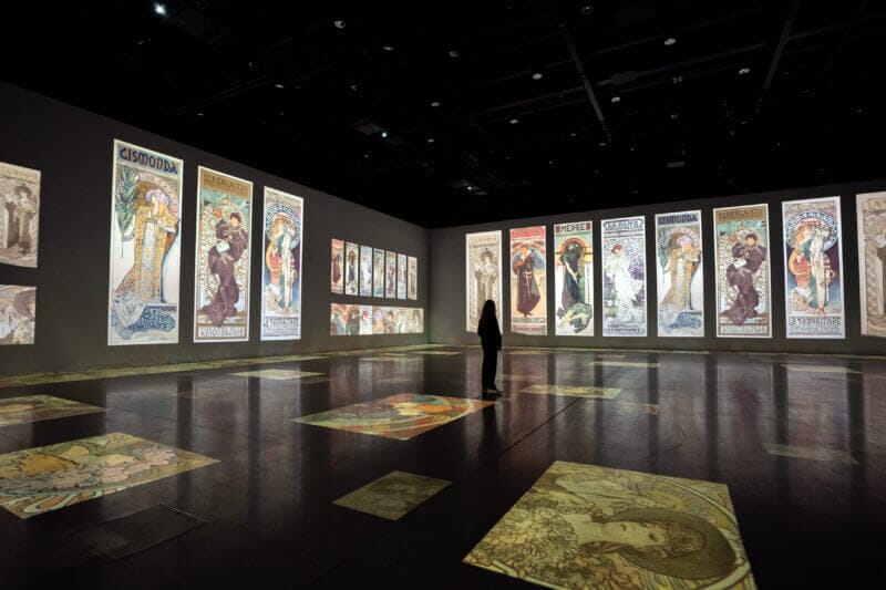 Utställningsbild från den immersiva utställningen MUCHA – Beyond Art Nouveau, på Artipelag.