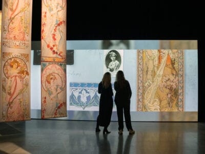 Utställningsbild från den immersiva utställningen MUCHA – Beyond Art Nouveau, på Artipelag.