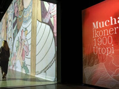 Utställningsbild från den immersiva utställningen MUCHA – Beyond Art Nouveau, på Artipelag.