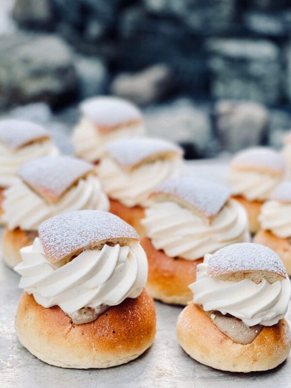 En bild på semlor.