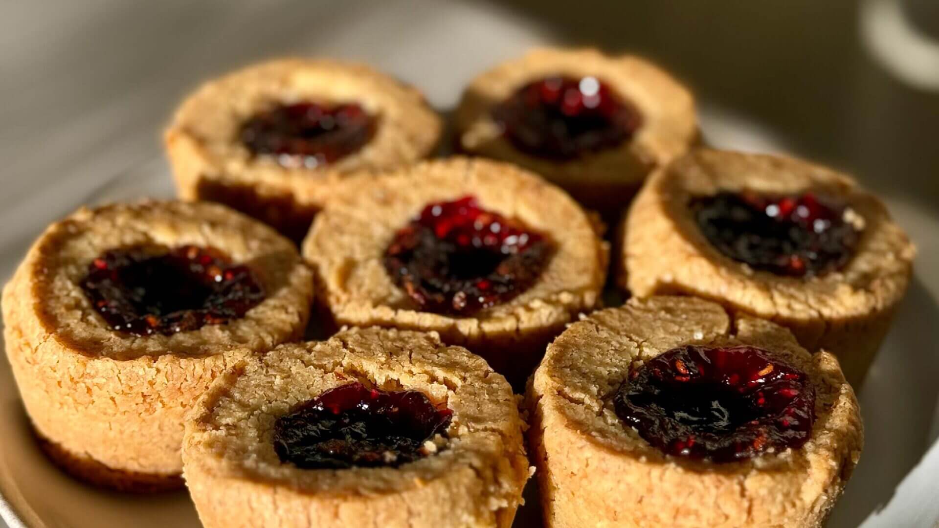 ett fat med hallongrottor