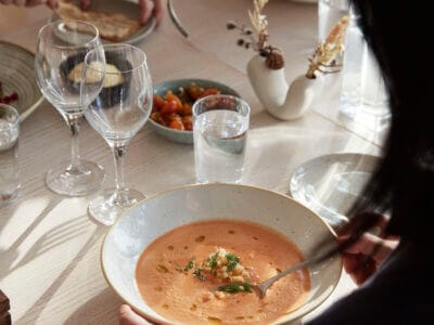 Tre personer som äter brunch.