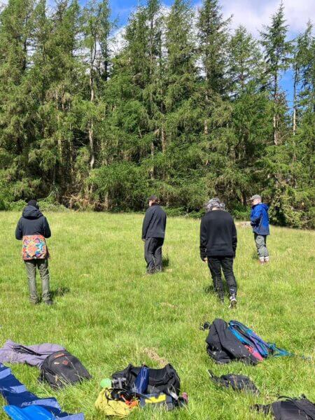 Människor som står på en äng.