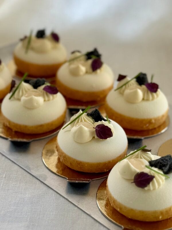 Bild på utställningsbakelser.